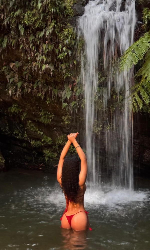 MUJER ALTA CON CUERPO ESBELTO Y DE PIEL TRIGUEÑA