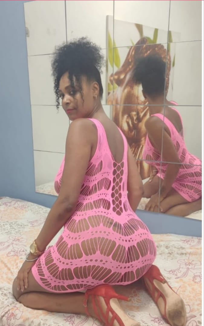 Cubana cerca del mercado de África foto reales