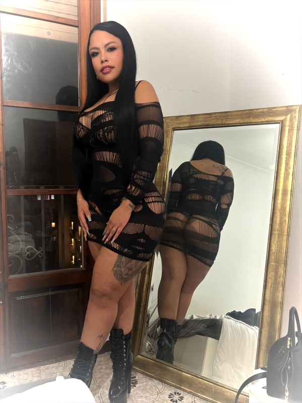 LATINA FIESTERA Y CALIENTE