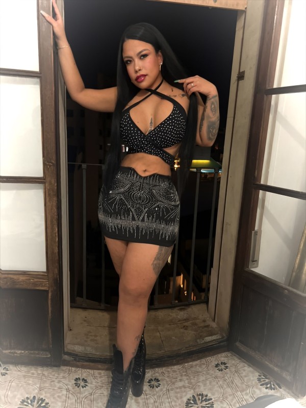 LATINA FIESTERA Y CALIENTE