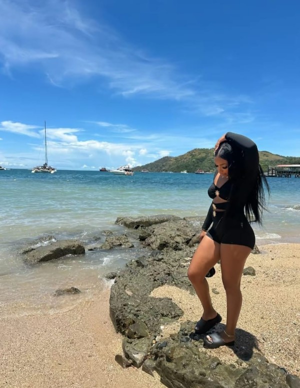 Negrita 22 años jovencita juguetona bebé y cariños