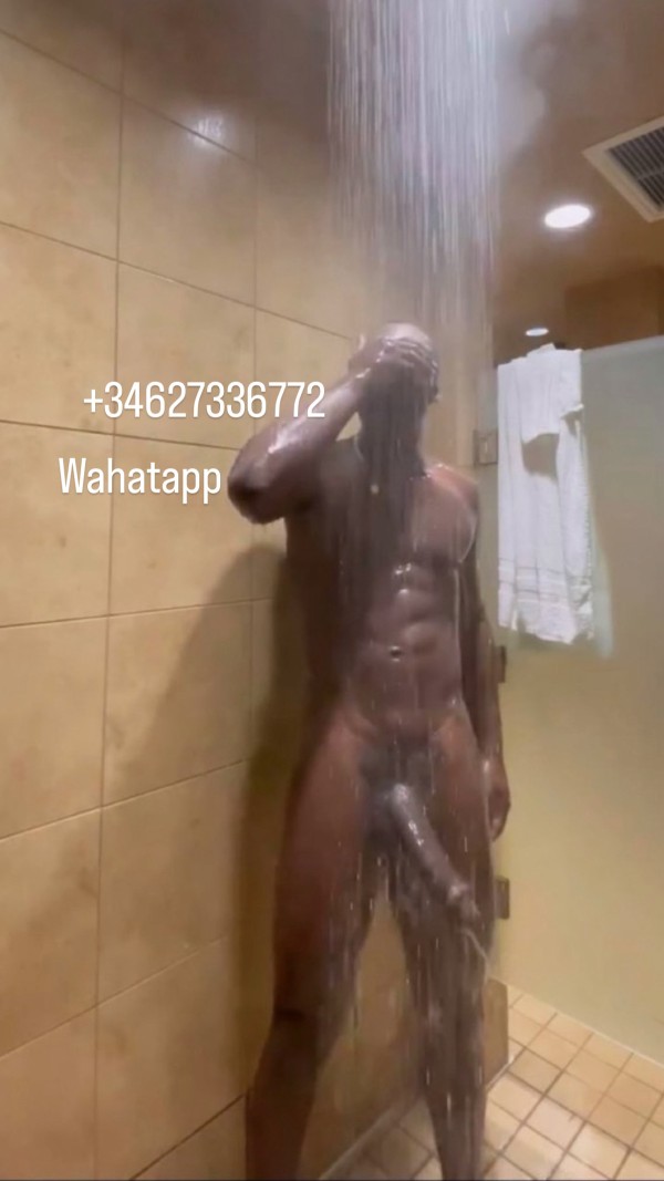 Negro africano pollon guapo joven en Barcelona