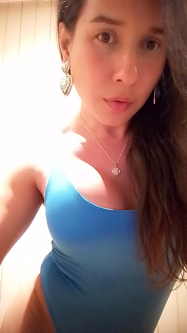 Hola linda chica trans latina pocos días en tu ciu