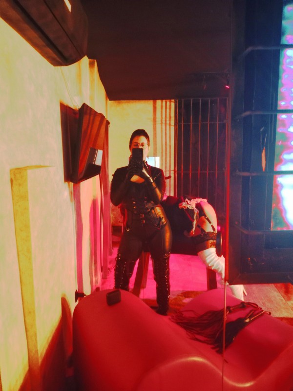 Arquitecta de tus deseos oscuros