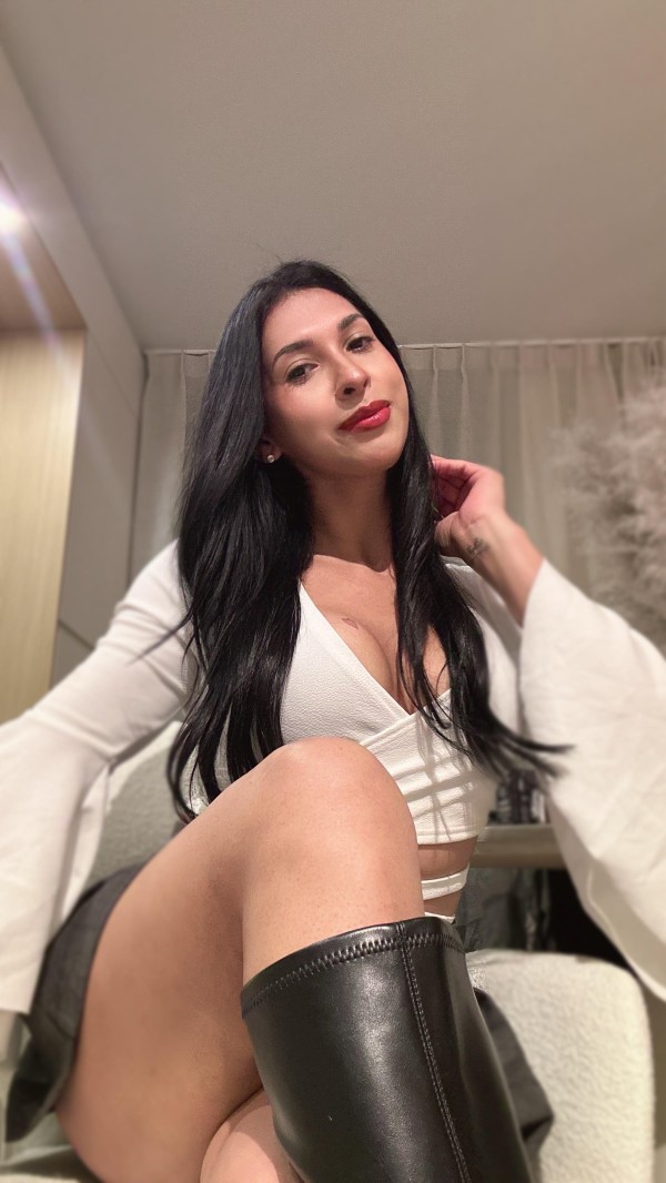 Samantha trans escultural y femenina