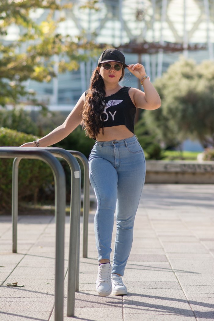 JOVENCITA FIESTERA Y DISCRETA SOLO DESPLAZAMIENTOS