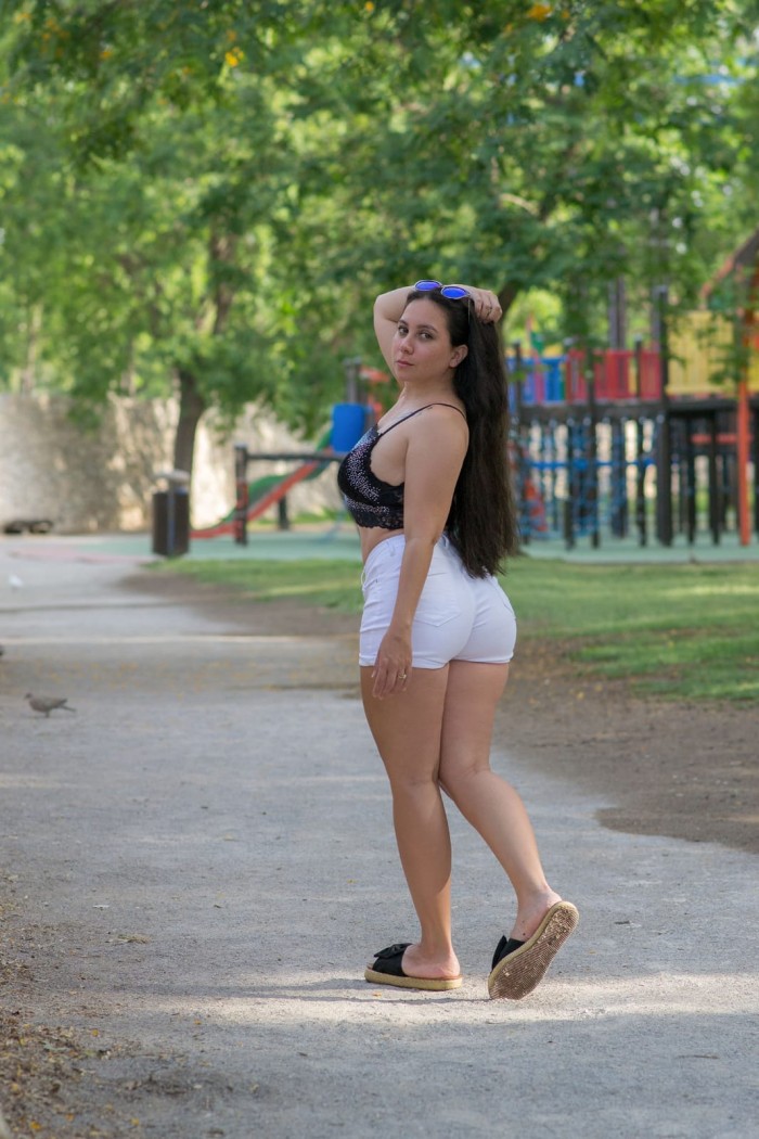 JOVENCITA FIESTERA Y DISCRETA SOLO DESPLAZAMIENTOS