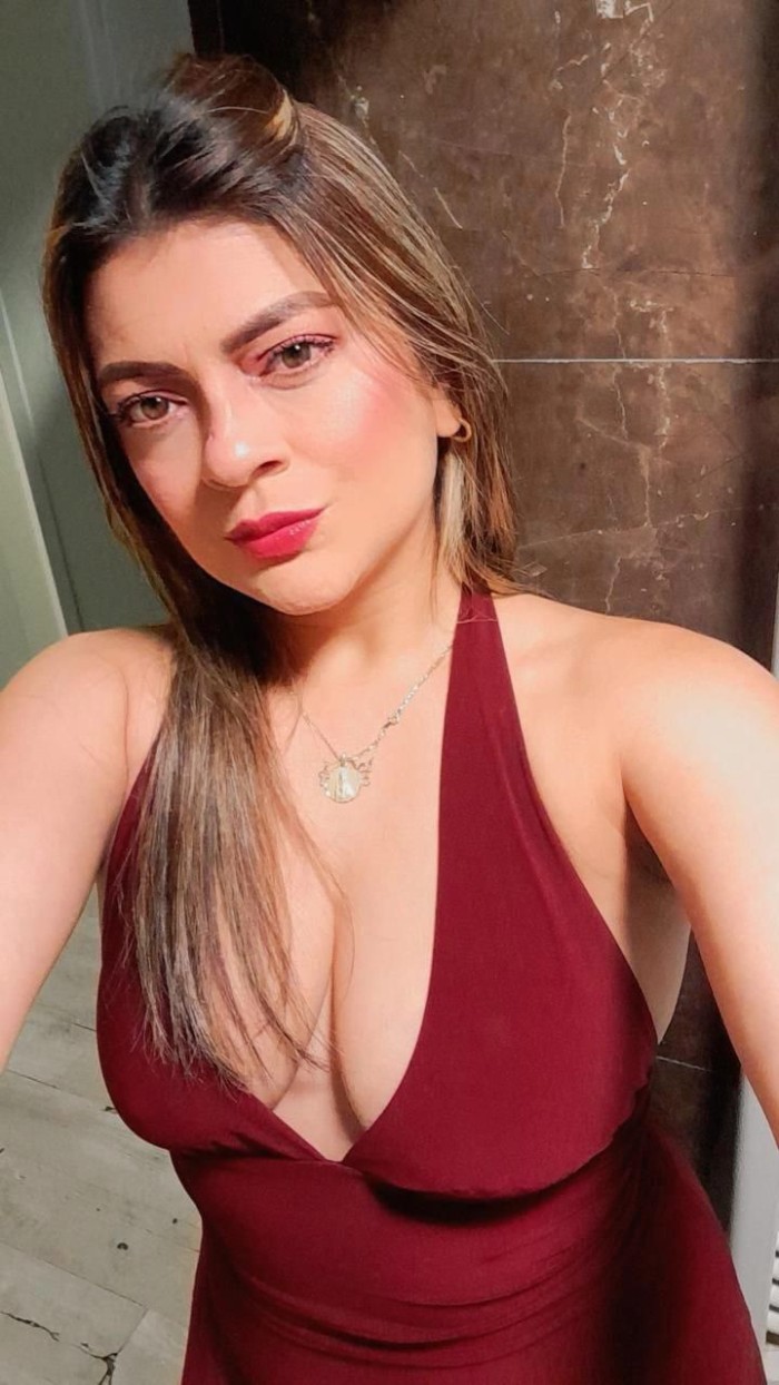 LATINA CACHONDA Y FIESTERA CON PACKS