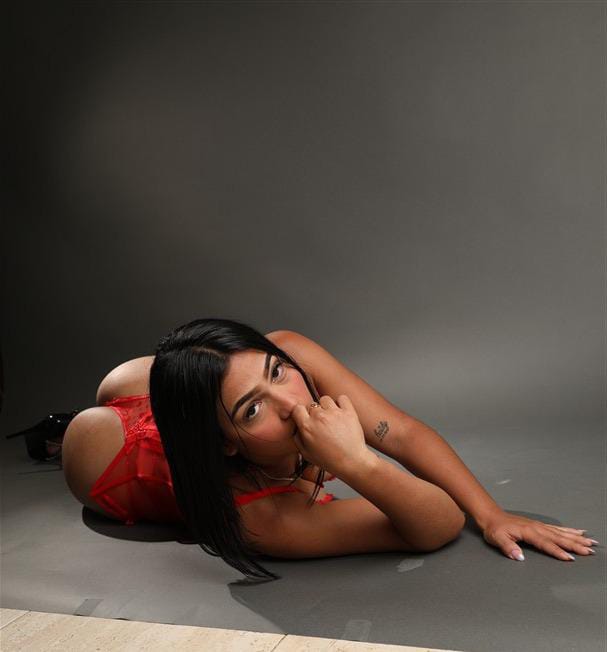 Una Chica Ardiente Adicta al Buen Sexo…