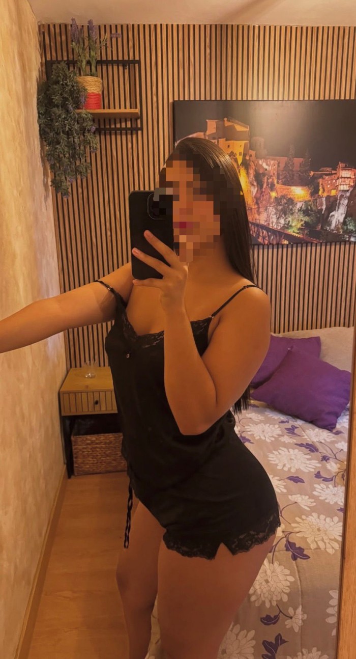 MUJER ATRACTIVA ENCANTADORA CARIÑOSA