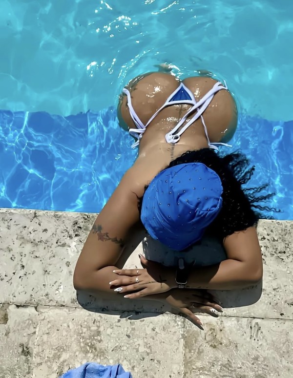 Doris sensual y extrovertida