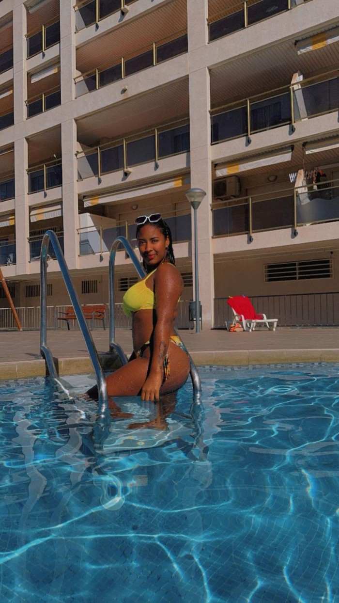 SOY UNA CHICA OBEDIENTE ADICTA A LA FIESTA