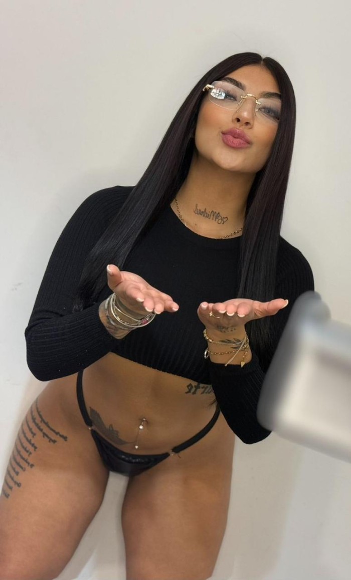 DESCUBRE EL ENCANTO DE UNA COLOMBIANA HEMROSA,