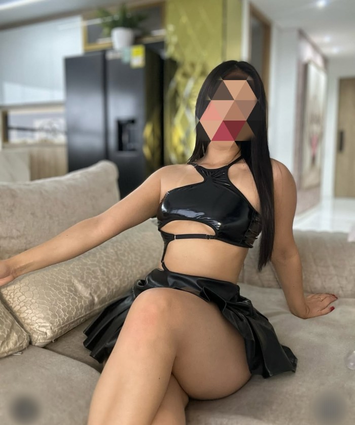 MORENITA MUY ATREVIDA