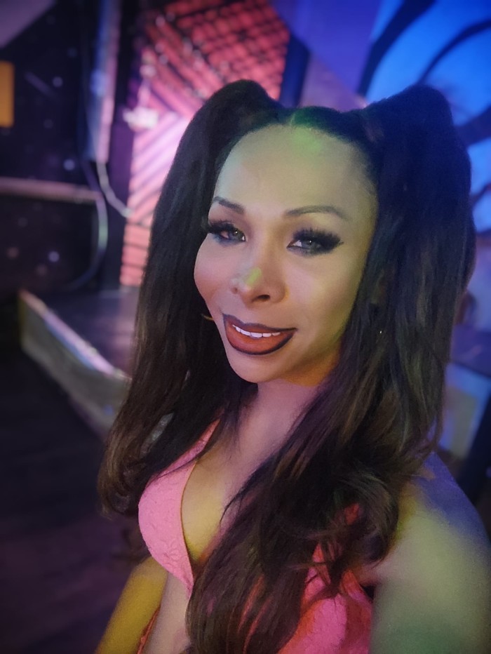 CHICA TRANS ACTIVA JUGUETONA LECHERA DOMINANTE