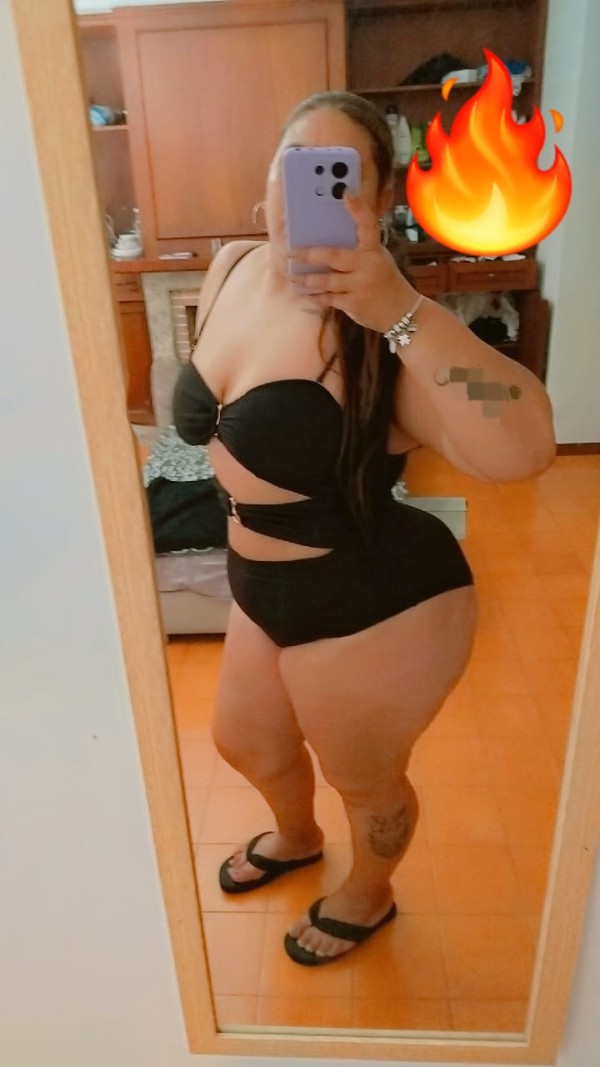 Chica ardiente con ganas de mamartelo