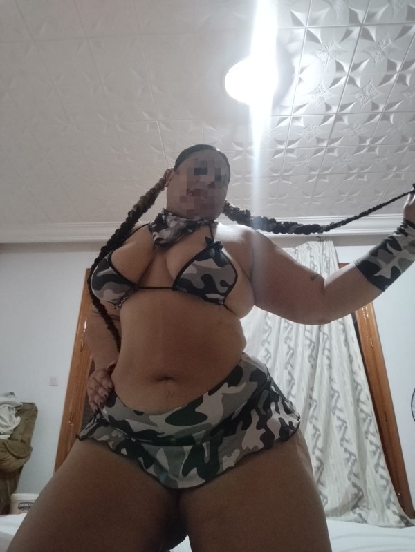 Chica ardiente con ganas de mamartelo