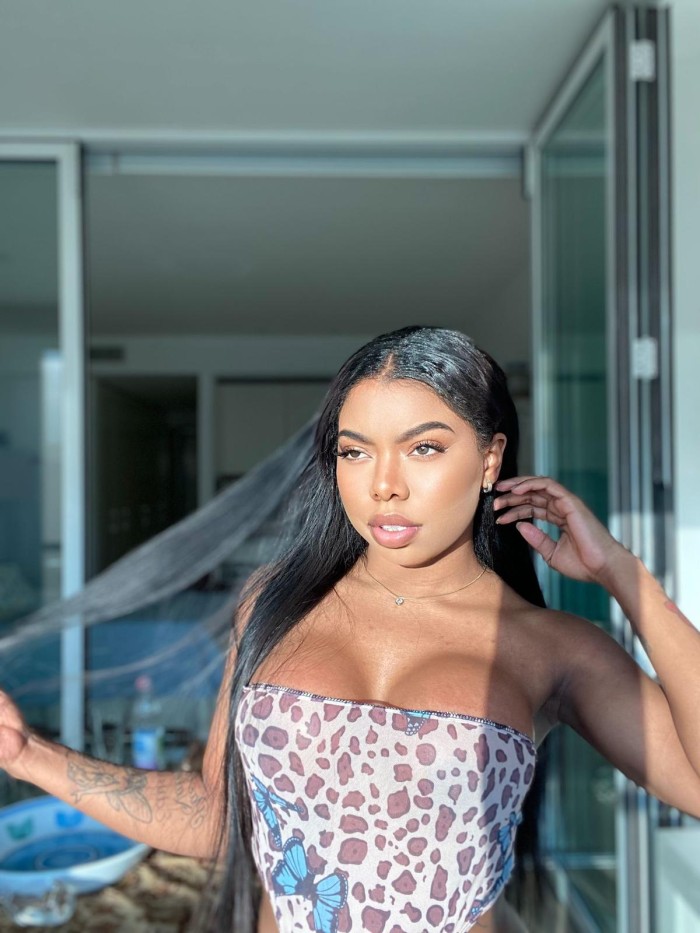 Morena joven  educada