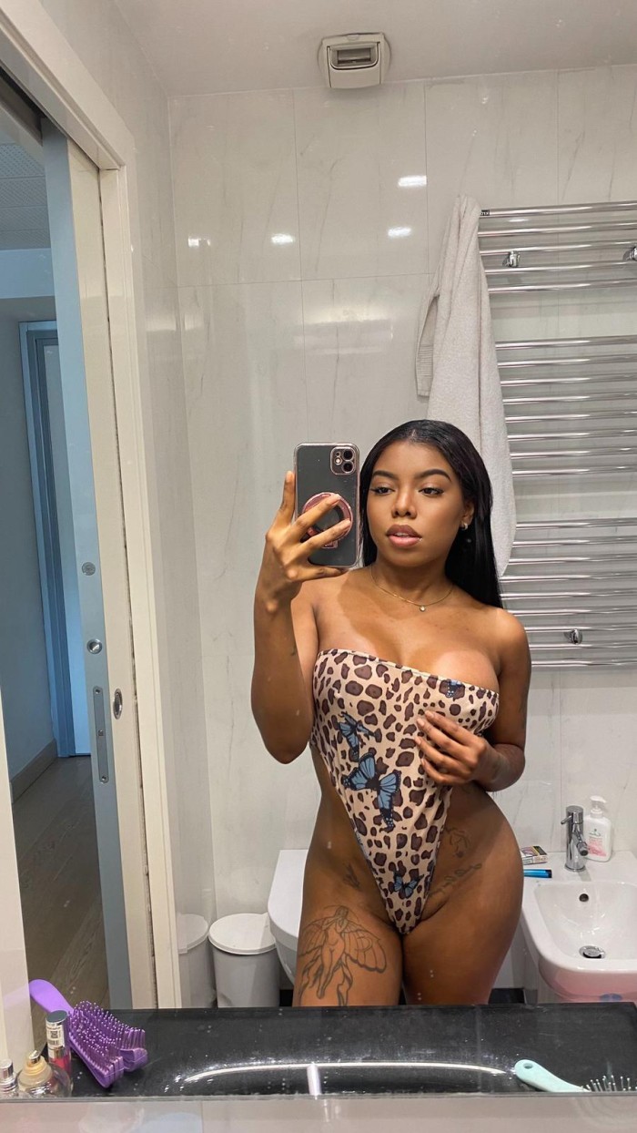 Morena joven  educada