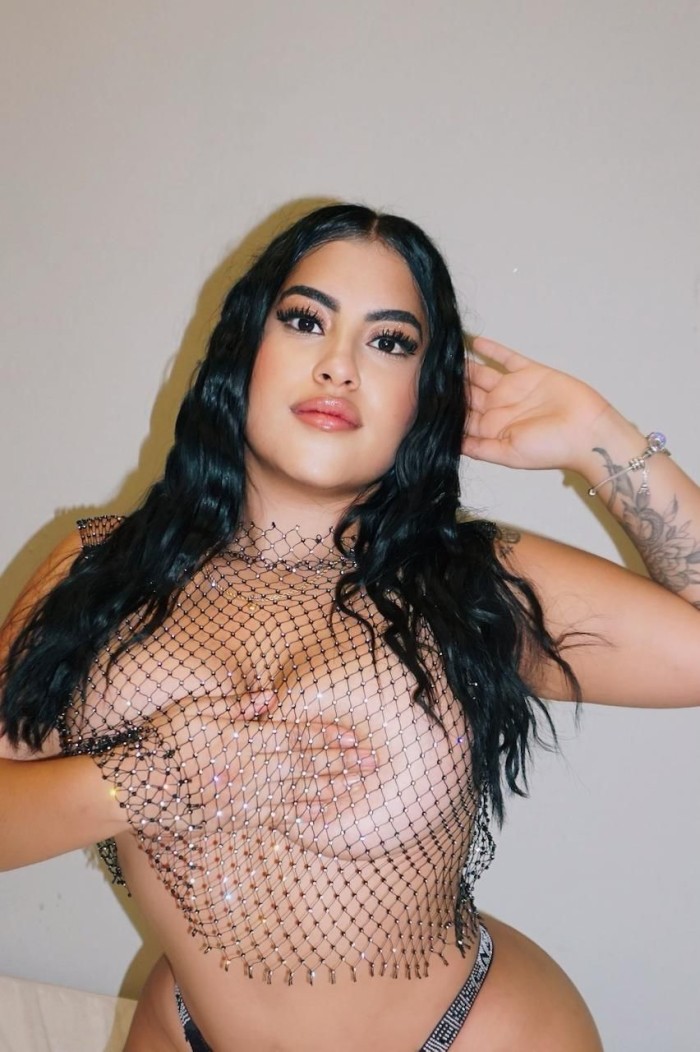 LATINA 20 AÑITOS ELEGANTE Y COMPLACIENTE