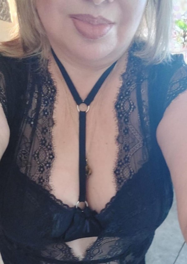 LORENA 46 años, COMPLACIENTE y muy JUGUETONA…