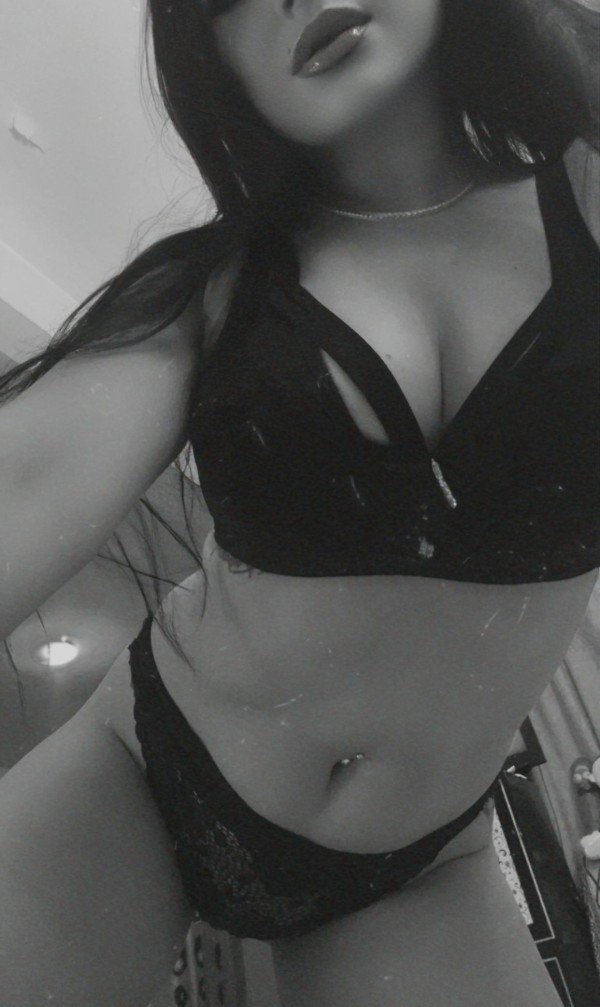 Morena sexy , una perra en la cama