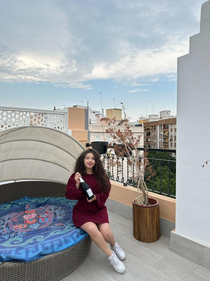 CACHONDA Y ENCANTADORA JOVENCITA