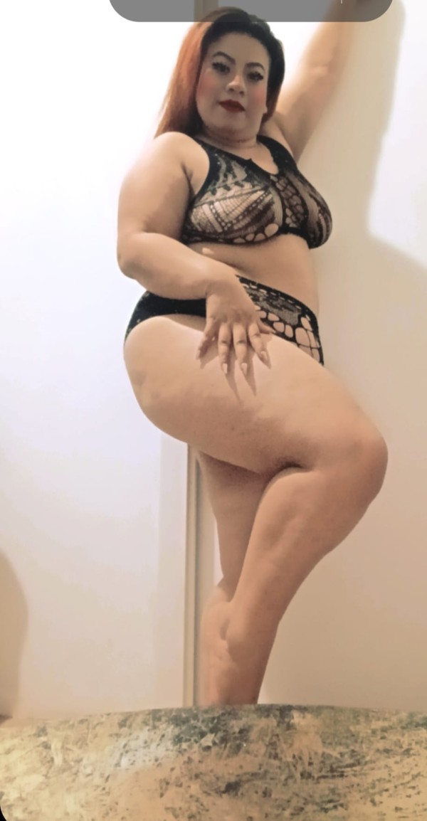 CHICA CURVI GUARRILLA Y VICIOSA EN SEVILLA