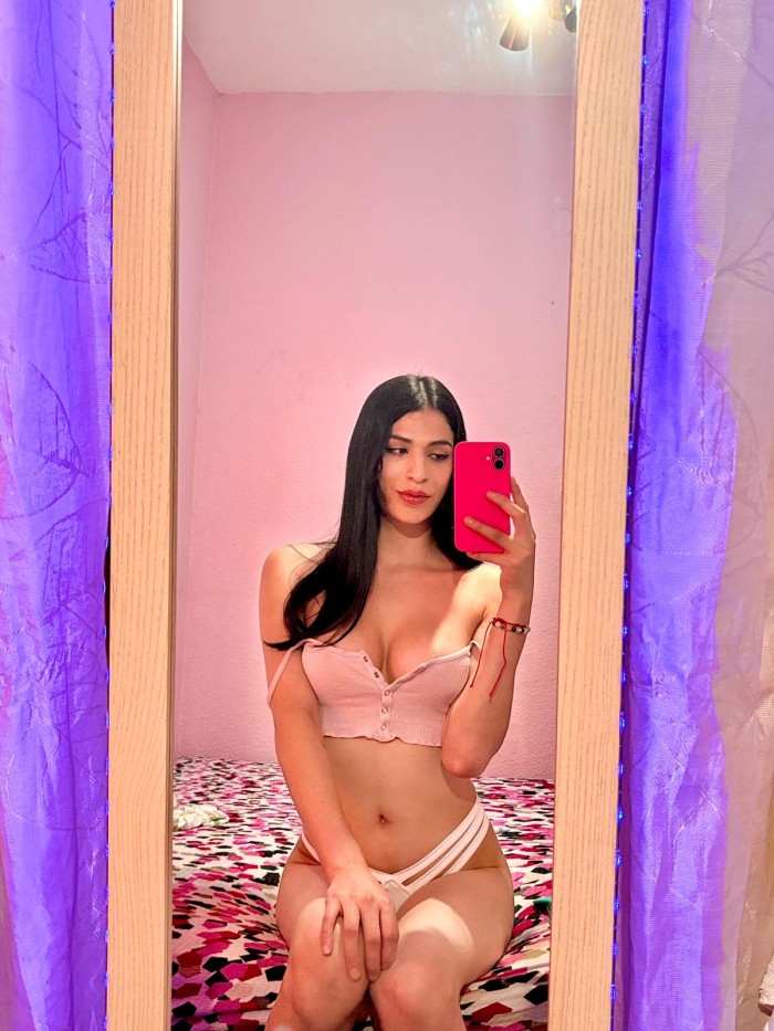 Hermosa trans tetona deseosa de polla en valencia