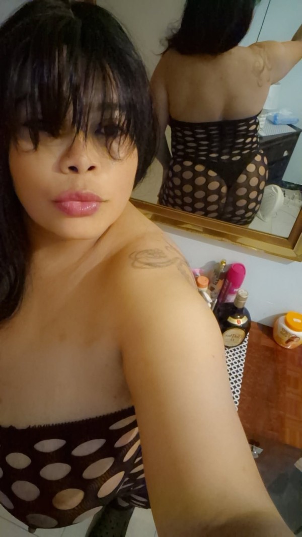 Chica latina dispuesta a satisfacer tus fantasias