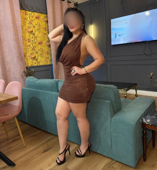 Yuvanna super joven cachonda y fiestera