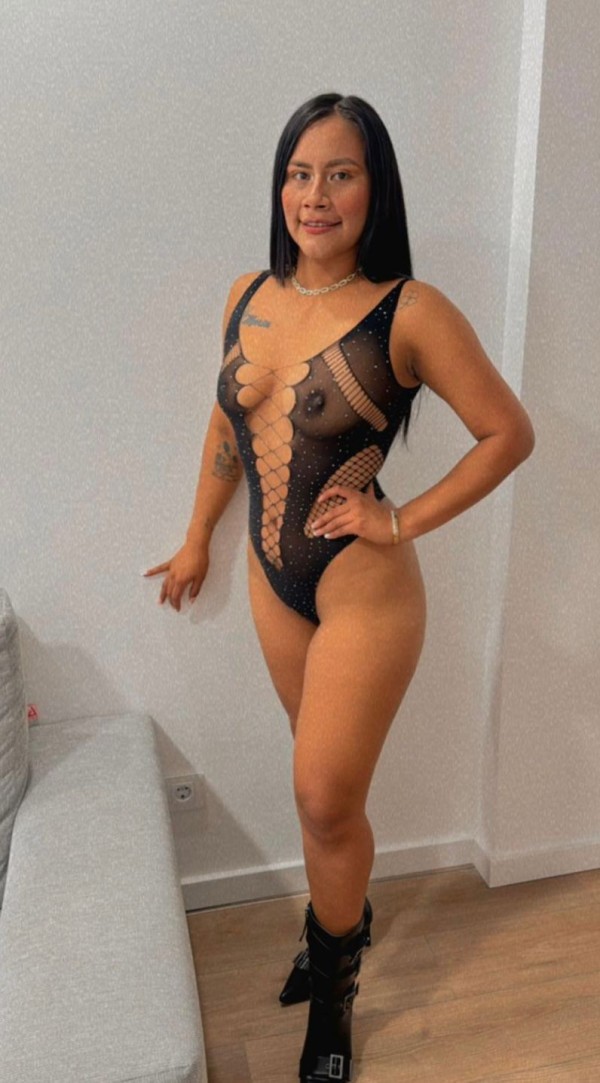 Duo perfecto de amigas fiesteras en carrus