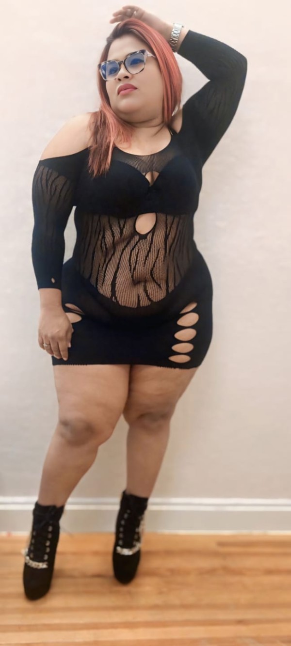 Hola soy Desire bella madurita Latina rellenita de buena presencia l