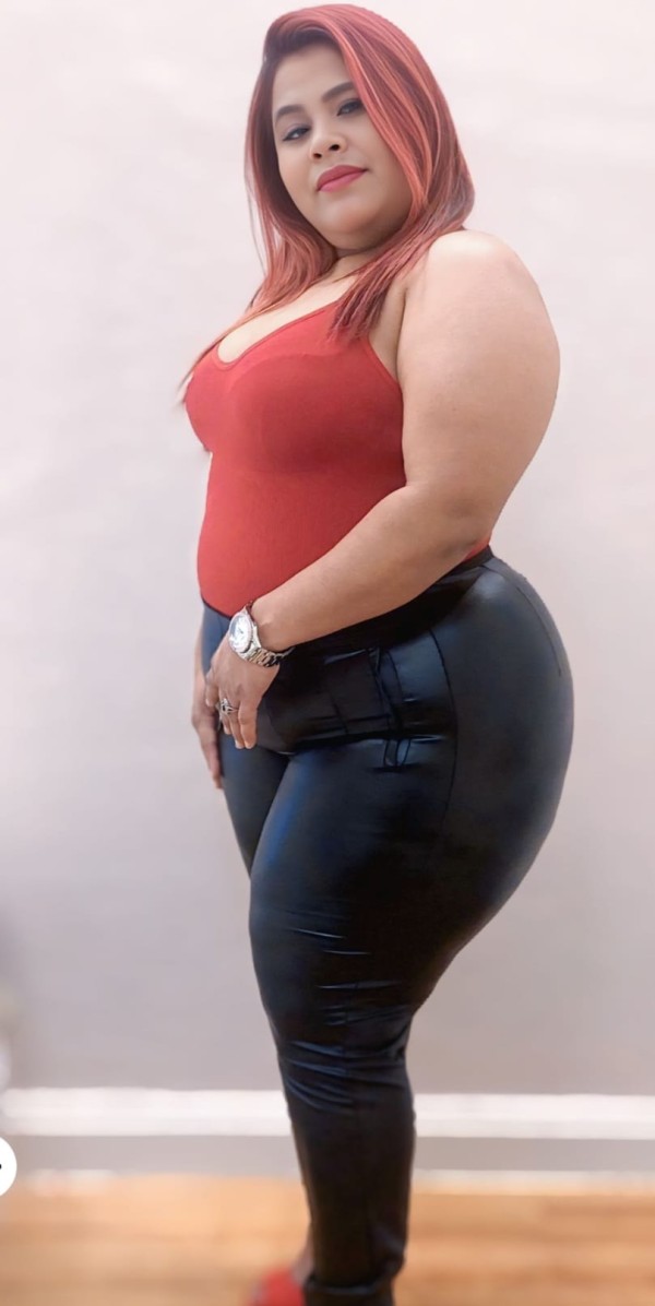 Hola soy Desire bella madurita Latina rellenita de buena presencia l