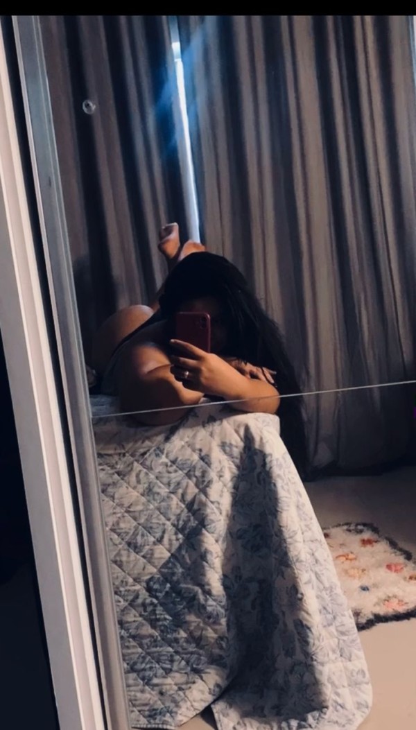 Anita golosita GLORY HOLE CASERO unos días por Vigo