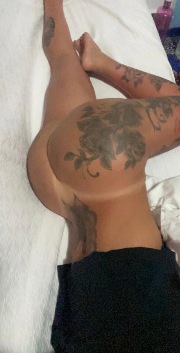Trans brasileña tatuada