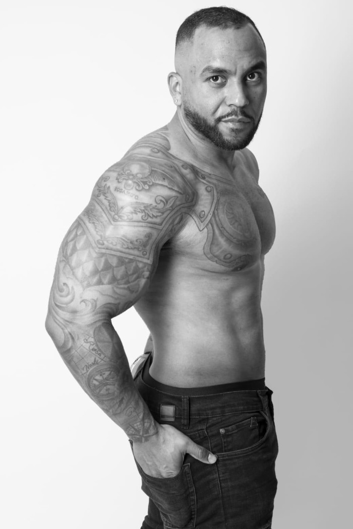 Lukas,32 años de magnetismo latino y mirada firme