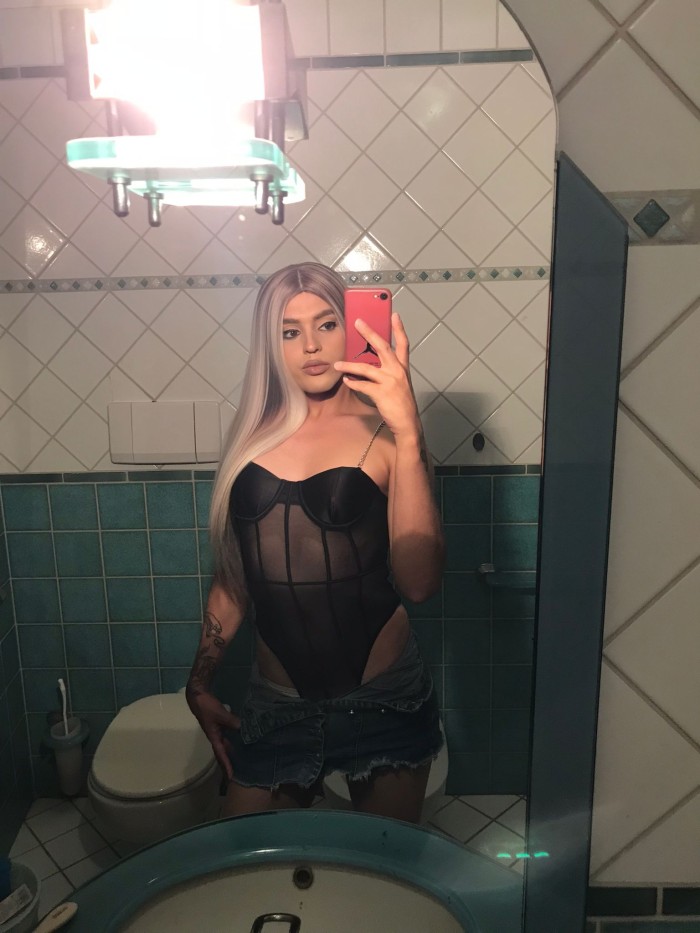 Kylie colombiana tragona y lechera morbosa y fiest