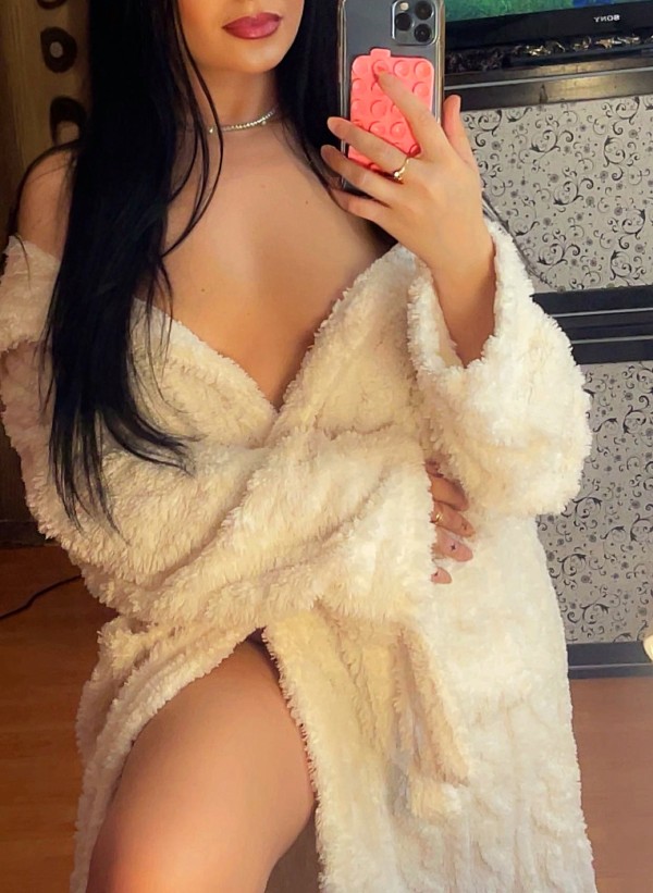 Morena sexy , una perra en la cama