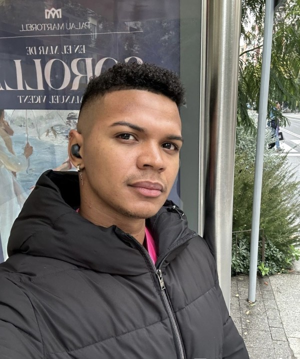 Mulato latino con sitio