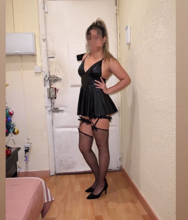 Jovencita cariñosa y fiestera