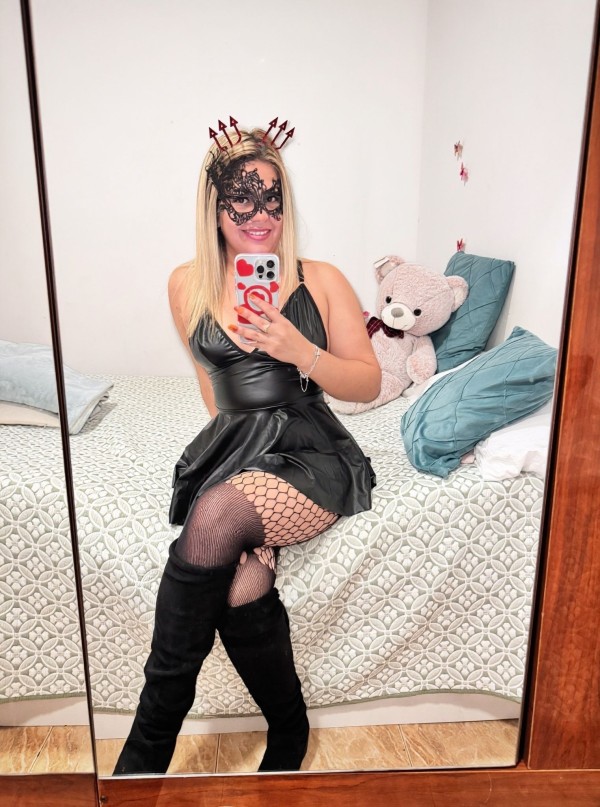 Jovencita cariñosa y fiestera