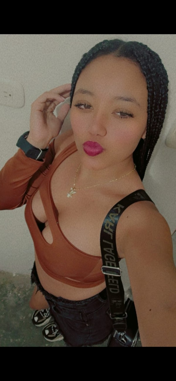 BELLA COLOMBIANA NUEVA NUEVA   EN SALOU NATALIA BELLA JOVEN  21 AÑOS