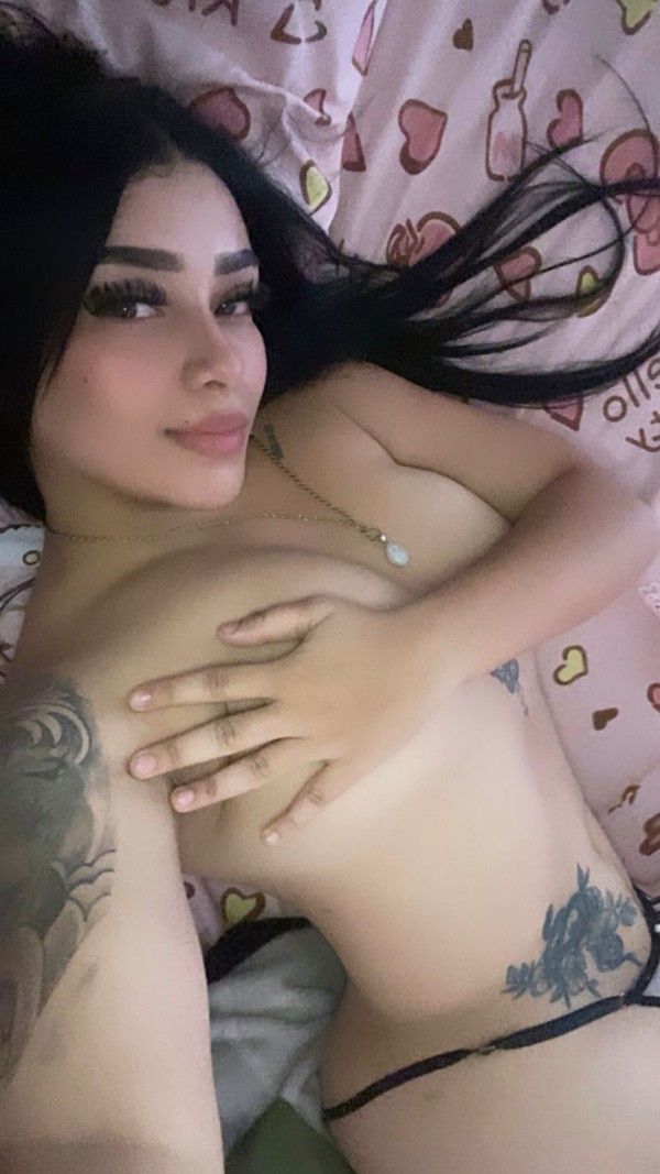 Nahomi latina hermosa bombón