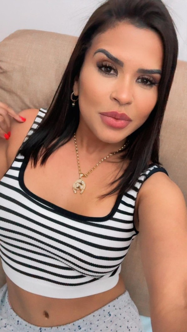 Guapísima latina independiente e desplazamientos