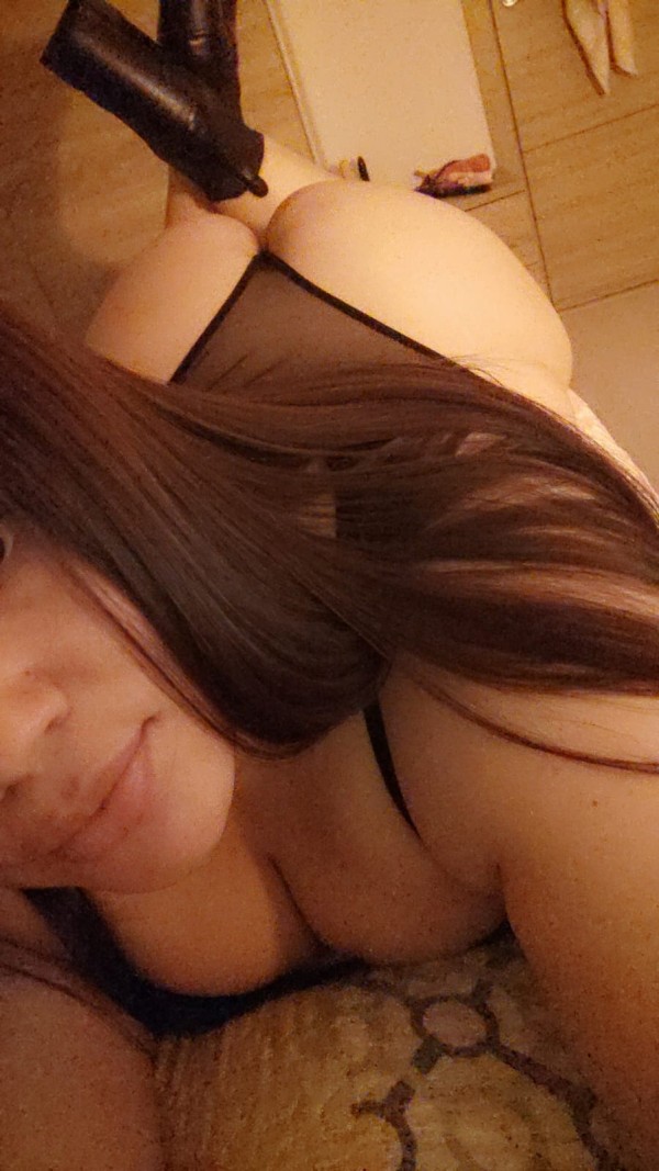 Chica Curvy en la ciudad SALIDAS y lugar propio