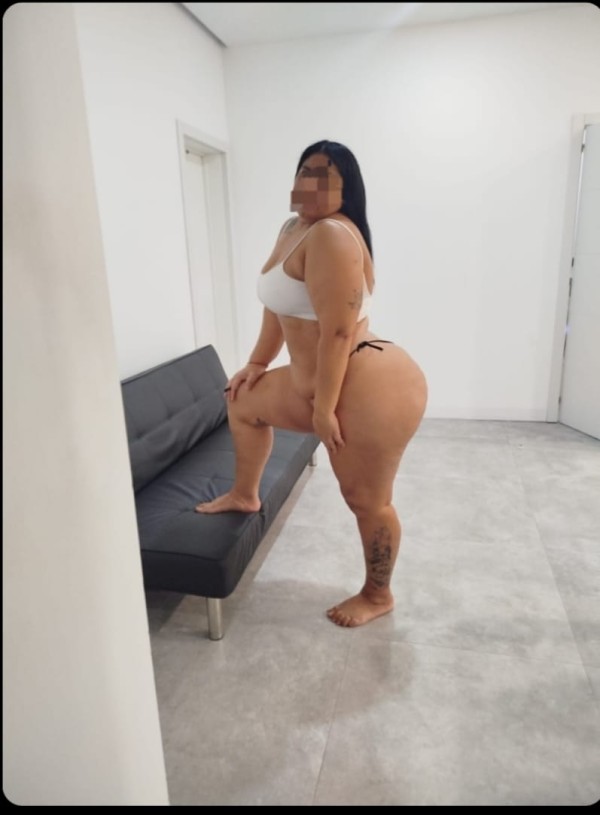 Curvy sexy golosa con ganas de experimentar cosas ricas