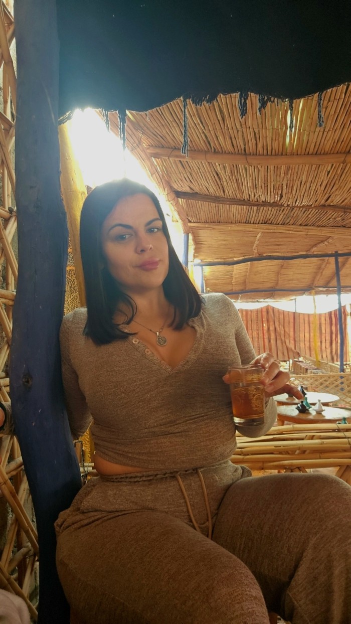 Chica aburrida en casa videollamada