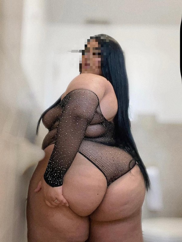 Gordita fiestera primera cachonda morbosa