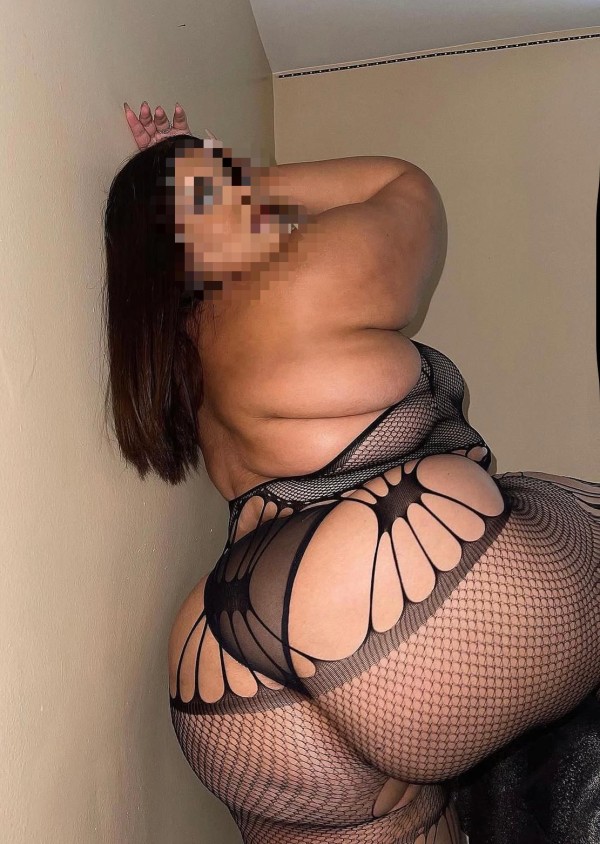 Gordita fiestera primera  cachonda  morbosa